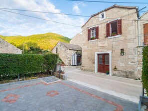 Villa | Exterior - Villa Nives - Three-bedroom Villa With Terrace and Sea View (Ston)