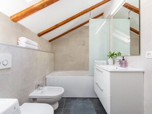 Apartemen | Kamar mandi | Shower dan pengering rambut