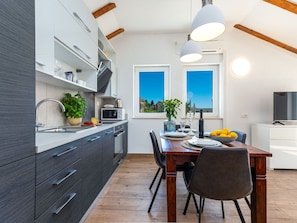 Apartamento | Cocina privada | Frigorífico, microondas, horno y placa de cocina