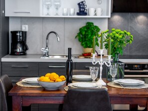 Lägenhet | Eget kök | Kylskåp, mikrovågsugn, ugn och spishäll