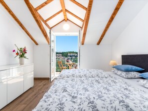 Apartamento | 1 dormitorio y tabla de planchar con plancha