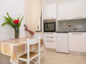 Apartamento | Cocina privada | Frigorífico, horno, placa de cocina y hervidor eléctrico