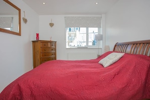 Basic House, Multiple Beds | 3 bedrooms, laptop workspace, iron/ironing board, bed sheets - Stunning 3 Bedroom House With Garden in Battersea (London)