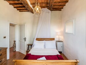 Villa | 6 bedrooms, bed sheets - Pet-friendly Umbria Villa (Castiglione del Lago)