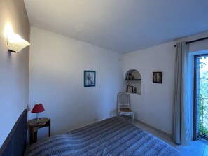 2 slaapkamers, een strijkplank/strijkijzer, reisbedje, beddengoed