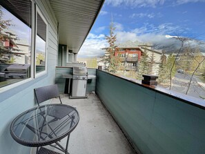 Outdoor dining - 3 BR deluxe escape for 10 - hot tubs pool gym BBQ - high-walkability comfort (Canmore)