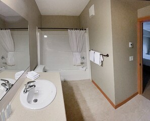 Hair dryer, towels, soap, shampoo - 3 BR deluxe escape for 10 - hot tubs pool gym BBQ - high-walkability comfort (Canmore)