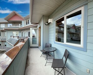 Outdoor dining - 3 BR deluxe escape for 10 - hot tubs pool gym BBQ - high-walkability comfort (Canmore)