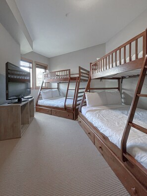3 bedrooms, iron/ironing board, free WiFi, bed sheets - 3 BR deluxe escape for 10 - hot tubs pool gym BBQ - high-walkability comfort (Canmore)