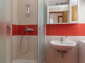 Apartment | Bathroom | Shower, hair dryer