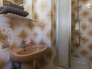 Apartment | Bathroom | Shower, hair dryer - Apartments Kisic - Two-bedroom Apartment With Balcony and Sea View (Zupa dubrovacka)