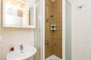 Appartement | Badkamer | Een douche, een haardroger