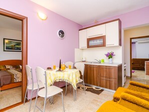 Apartment | Eigene Küche | Kühlschrank, Mikrowelle, Ofen, Herdplatte