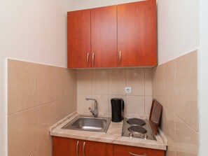 Apartment | Eigene Küche | Kühlschrank, Herdplatte, Wasserkocher