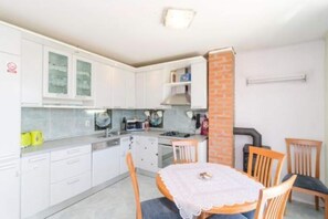 Apartment | Eigene Küche | Kühlschrank, Mikrowelle, Ofen, Herdplatte