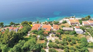 A coastal village with houses and a clear view of the sea. - Apartments Marko Peljesac - Two Bedroom Apartment With Balcony (Orebic)