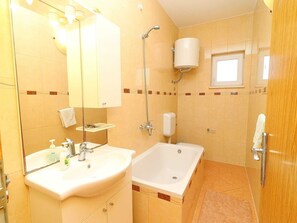 Apartment | Bathroom