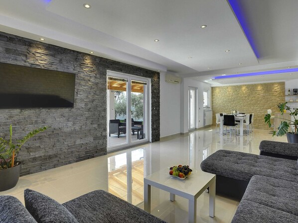House | Living area - Family Villa With Swimming Pool (Liznjan)