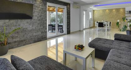 Family Villa With Swimming Pool