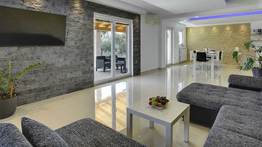 Family Villa With Swimming Pool