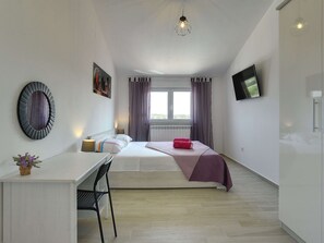 บ้านพัก | 4 ห้องนอน, ตกแต่งพิเศษโดยเฉพาะ, เตารีด/โต๊ะรีดผ้า, ผ้าปูที่นอน