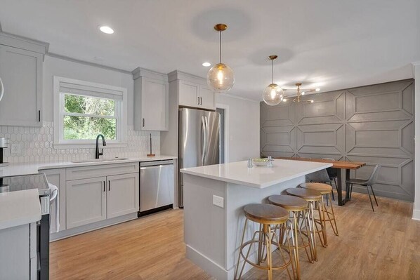 Frigorífico, microondas, horno y placa de cocina