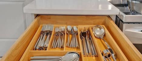 Kylskåp, mikrovågsugn, ugn och spishäll