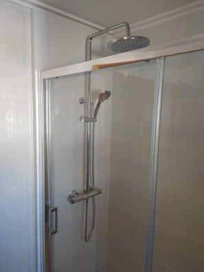 Douche, baignoire Ă jets, sĂšche-cheveux, serviettes fournies