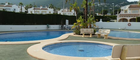 Una piscina al aire libre