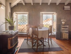 House | Dining - Belvilla by OYO Casa Dana (Sale Marasino)