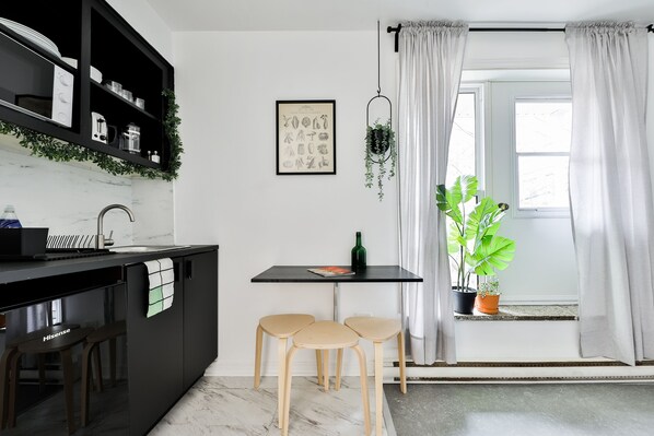 Private kitchen - Renovated Studio in the Plateau (Montréal)