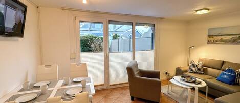 Una televisión, un reproductor estéreo