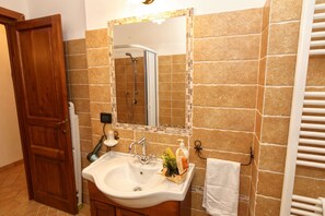 Villa | Bathroom - Luxury Villa Serenita, Lazio (Montefiascone)