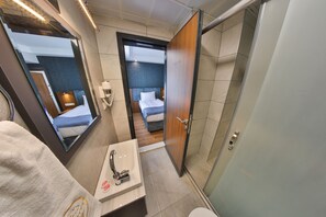 Family Studio Suite | Bathroom | Shower, rainfall showerhead, hair dryer, slippers