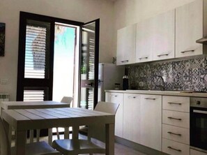 Geladeira, fogão, cooktop, cafeteira/chaleira