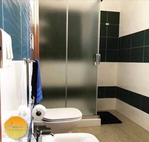 Shower, hair dryer, bidet, towels - Loving Villa on the Mediterranean - Villa on the Sea (Mazara del Vallo)