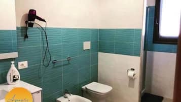 Douche, sèche-cheveux, bidet, serviettes fournies