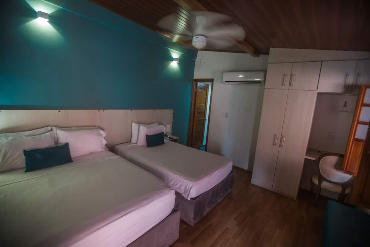 Kamar Keluarga | 1 kamar tidur, brankas, meja kerja, dan ruang kerja ramah laptop