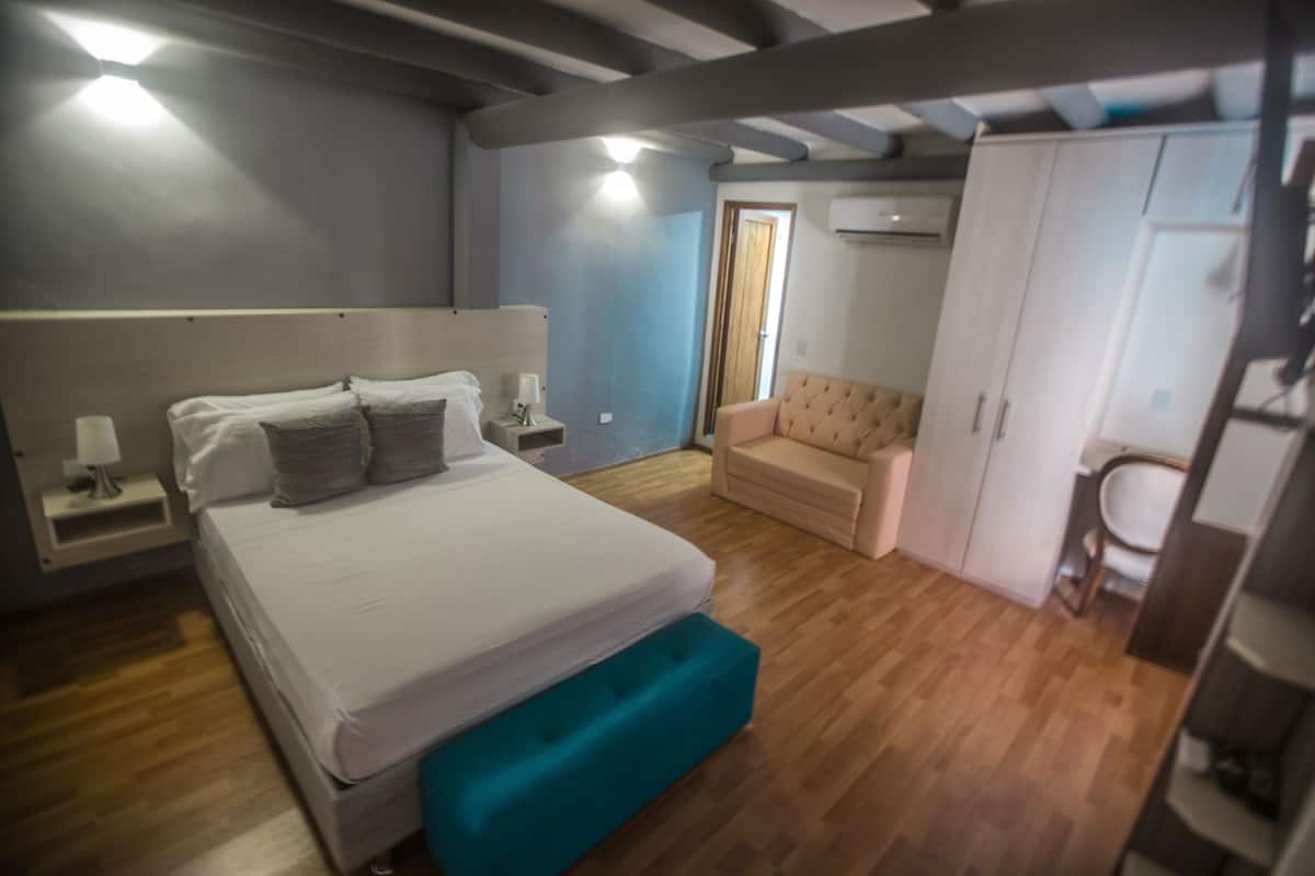 Kamar Standar | 1 kamar tidur, brankas, meja kerja, dan ruang kerja ramah laptop
