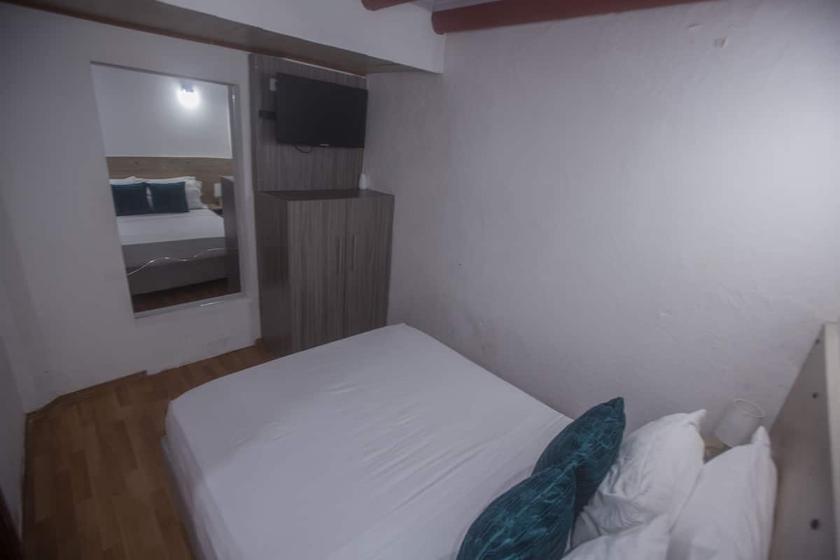 Kamar Standar | 1 kamar tidur, brankas, meja kerja, dan ruang kerja ramah laptop