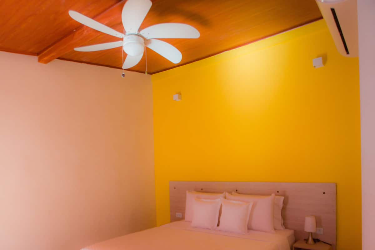 Kamar Comfort, 1 Tempat Tidur Queen | 1 kamar tidur, brankas, meja kerja, dan ruang kerja ramah laptop