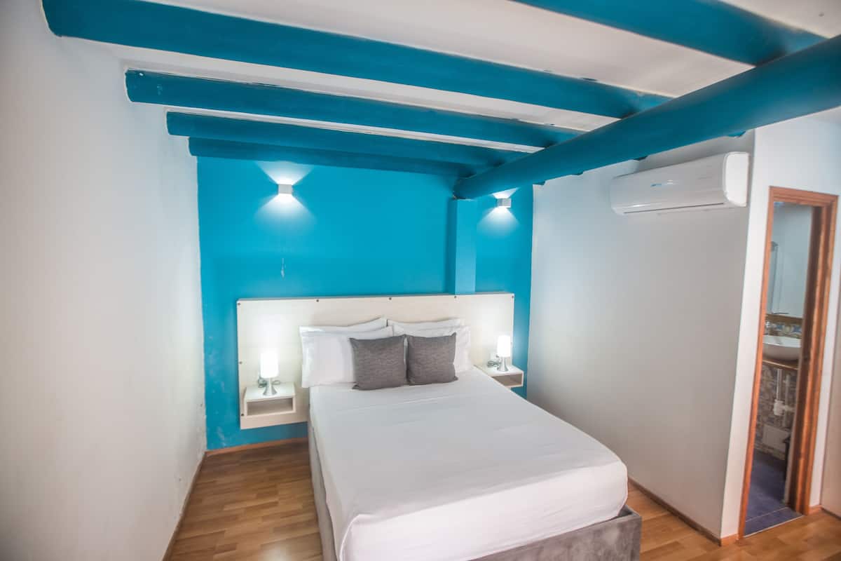Kamar Standar | 1 kamar tidur, brankas, meja kerja, dan ruang kerja ramah laptop