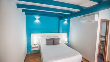 Standard Room | Peti besi dalam bilik, meja, ruang kerja komputer riba