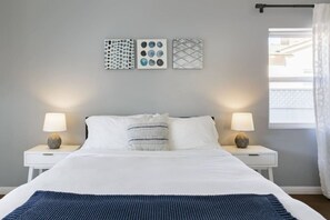 4 bedrooms, desk, iron/ironing board, travel cot - Charming home Universal pool hot tub (Los Angeles)