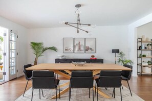 Dining - Charming home Universal pool hot tub (Los Angeles)