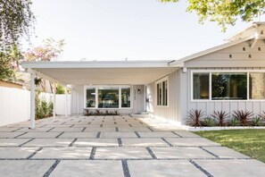 Terrace/patio - Charming home Universal pool hot tub (Los Angeles)