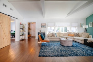 TV, books - Charming home Universal pool hot tub (Los Angeles)
