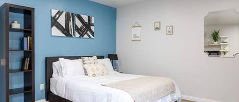 1 Schlafzimmer, Schreibtisch, Bügeleisen/Bügelbrett, Reisekinderbett