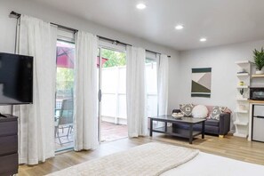 1 Schlafzimmer, Schreibtisch, Bügeleisen/Bügelbrett, Reisekinderbett