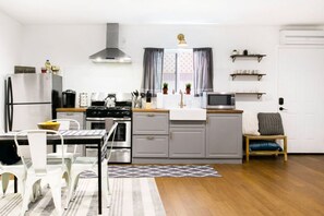 Frigorífico, microondas, horno y placa de cocina